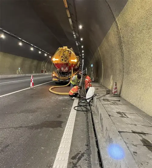 钦北隧道排水渠清淤